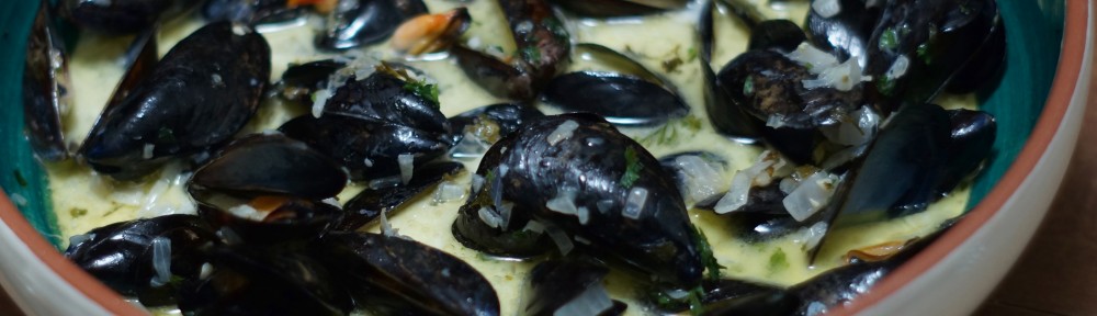 Classic French Mussels in White Wine Broth